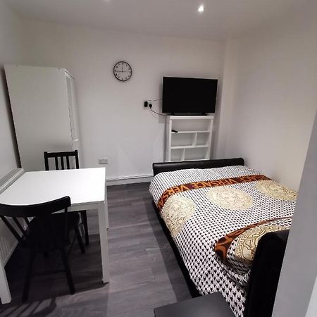 לונדון Studio Self Contained Double Bedroom מראה חיצוני תמונה